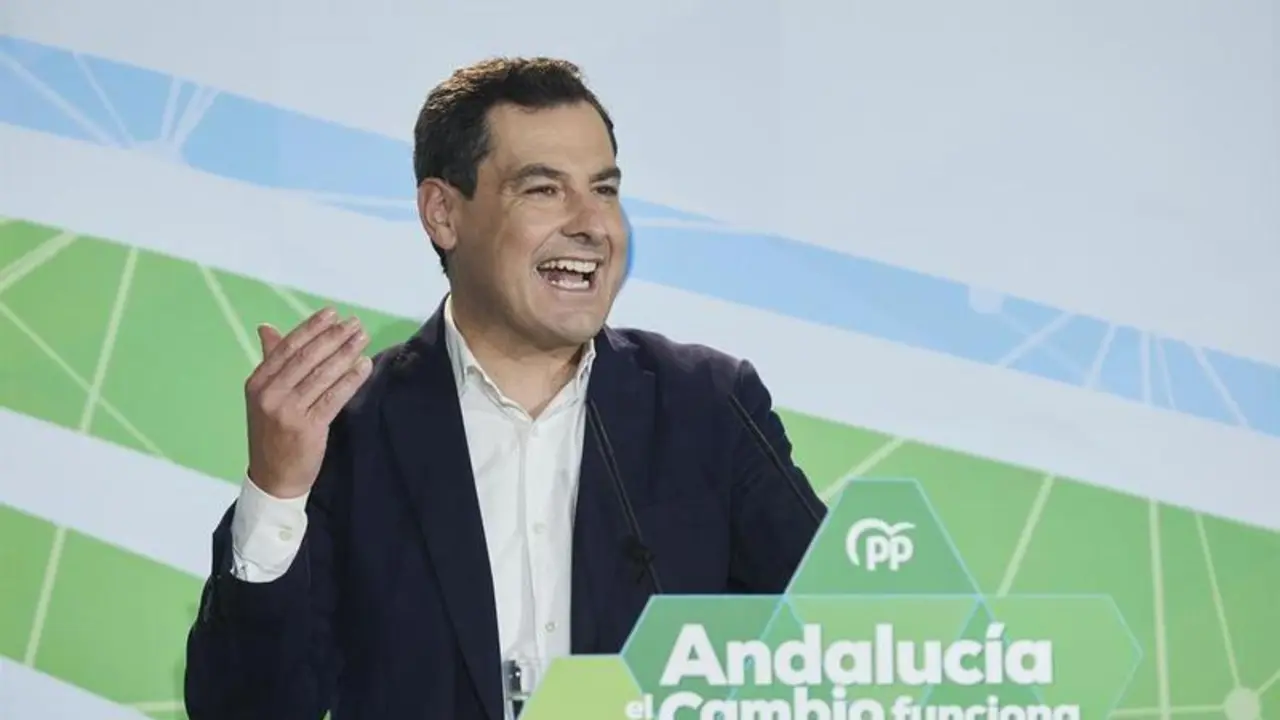 <p> El presidente de la Junta, Juanma Moreno, se dirige a los asistentes durante la Junta Directiva Auton&oacute;mica del Partido Popular de Andaluc&iacute;a, a 11 de diciembre de 2021 en Sevilla </p>