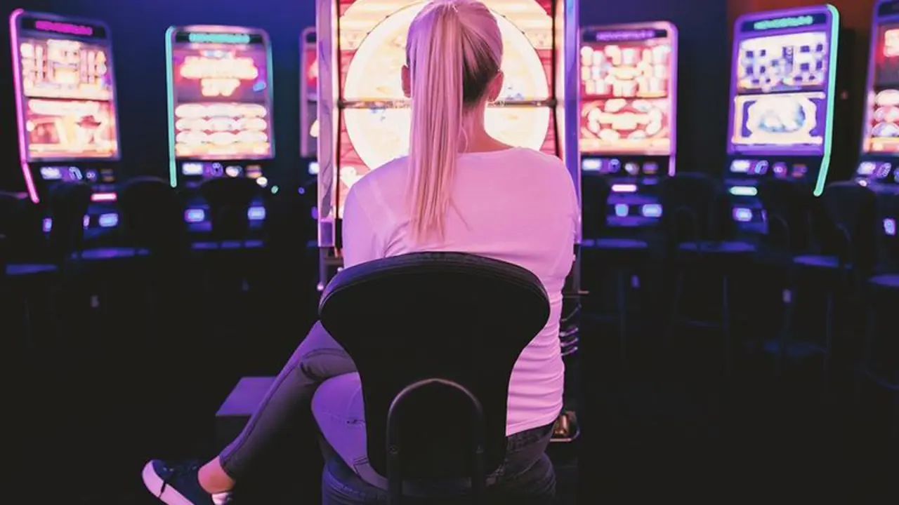 <p> Joven jugando con una m&aacute;quina tragaperras </p>