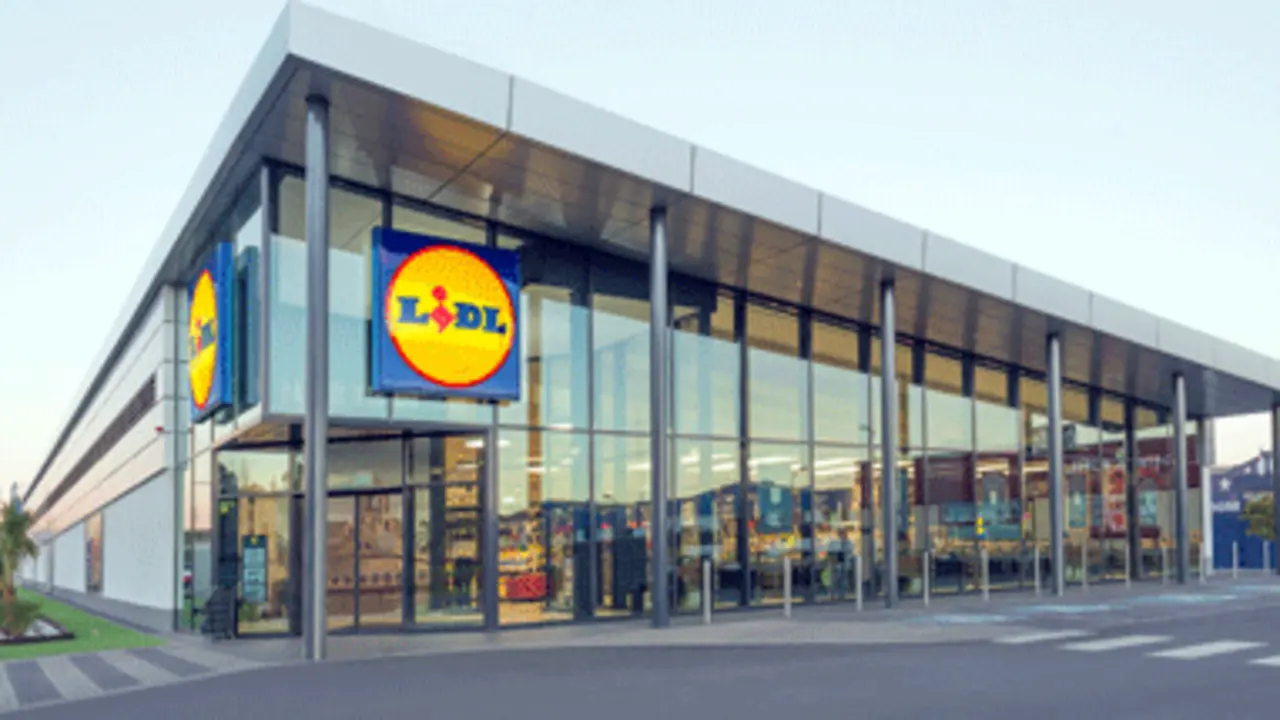 <p> Lidl ofrece puestos de trabajo para mayores de 45 a&ntilde;os con sueldos a partir de 1.300 euros. Fuente: Twitter </p>