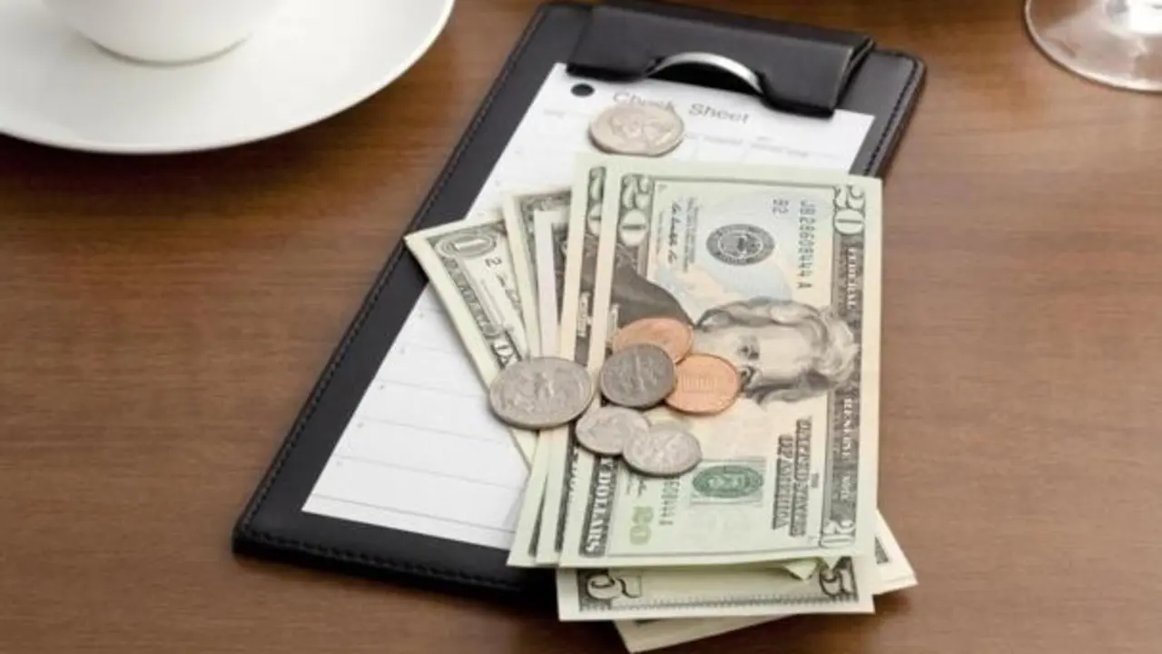 <p> La propina de un cliente ha creado todo un terremoto en el restaurante. </p>