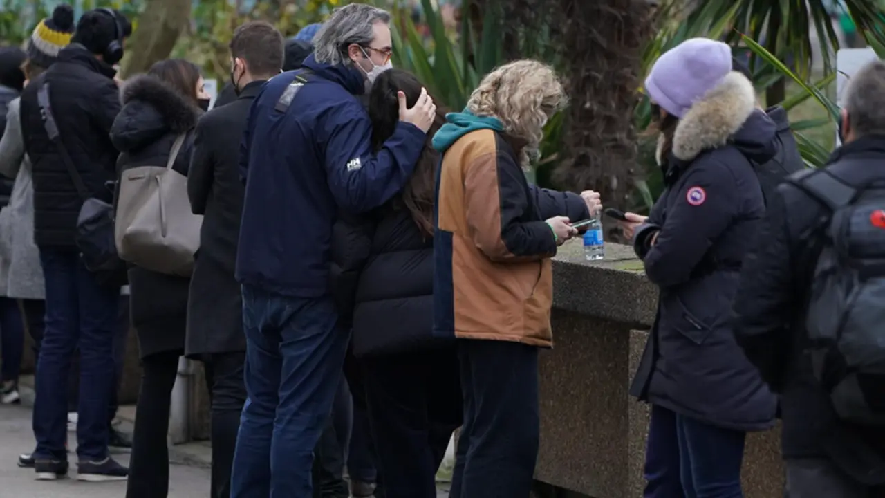 <p> 13 December 2021, United Kingdom, Sevenoaks: People queue in front of St Thomas' Hospital before receiving their booster jabs. - Kirsty O'connor/PA Wire/dpa </p>