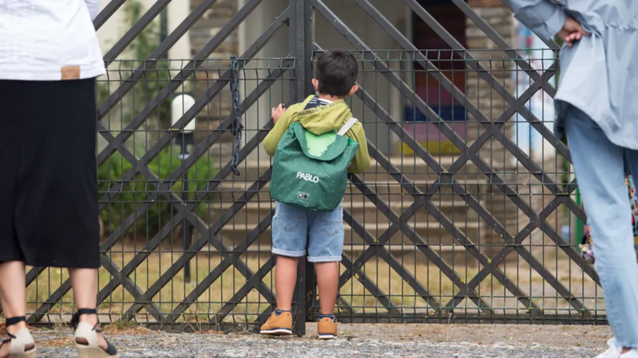 <p> Un ni&ntilde;o se asoma a las puertas de su colegio en Nadela (Lugo) - Carlos Castro - Europa Press </p>