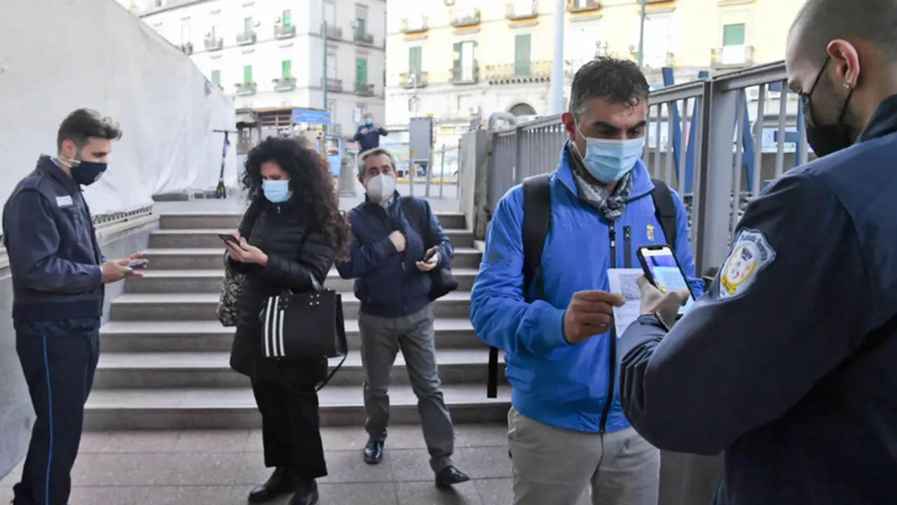<p> Archivo - 15 October 2021, Italy, Naples: Security officers of Circumvesuviana, a municipal company, check the Green ID Pass of employees of the EAV company at the beginning of the work shift. New measures against Covid-19 come into force in Italy on Frid - Ciro Fusco/ANSA via ZUMA Press/d / DPA - Archivo </p>