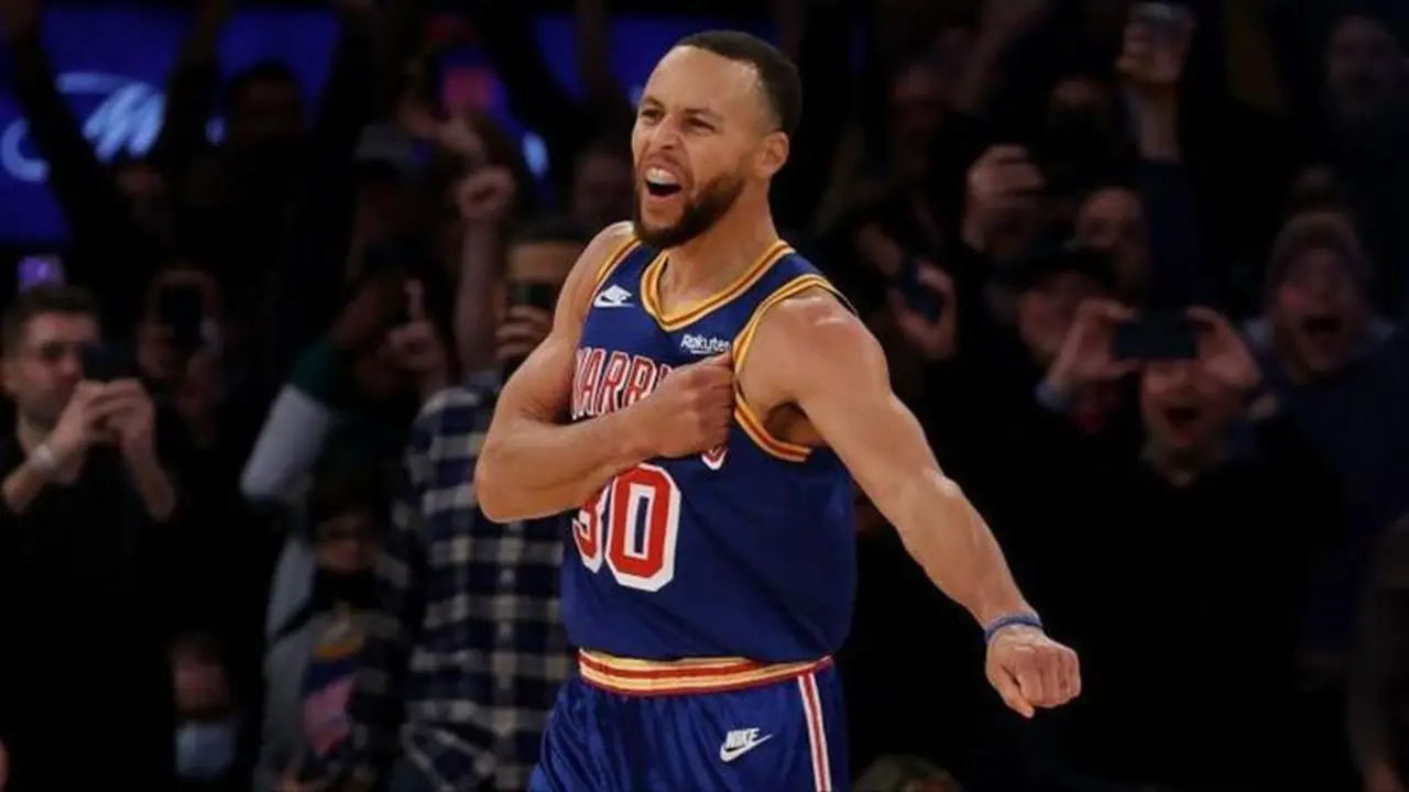 <p> Stephen Curry tras anotar el triple con el que superaba a Ray Allen </p>