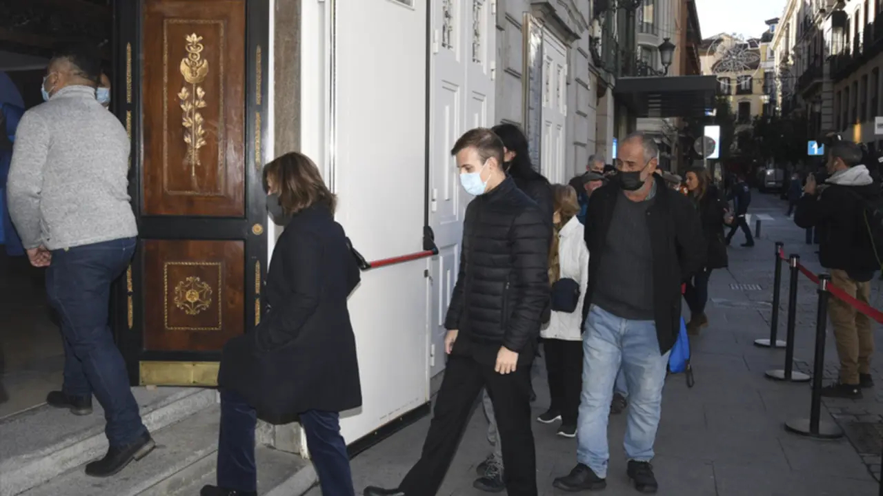 <p> Seguidores de Ver&oacute;nica Forqu&eacute; hacen cola para acceder al Teatro Espa&ntilde;ol, lugar en el que se ha instalado la capilla ardiente en memoria de la actriz, a 15 de diciembre de 2021, en Madrid (Espa&ntilde;a). - Jos&eacute; Oliva - Europa Press </p>