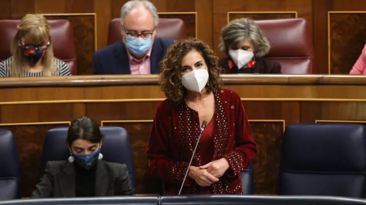 <p> La ministra de Hacienda, Mar&iacute;a Jes&uacute;s Montero, en la sesi&oacute;n de control al Gobierno </p>