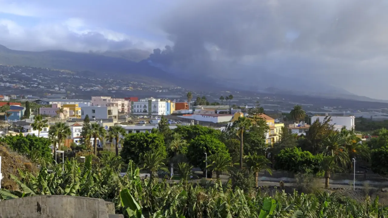 <p> Archivo - Una gran nube de ceniza sobre el volc&aacute;n de Cumbre Vieja - Europa Press - Archivo </p>