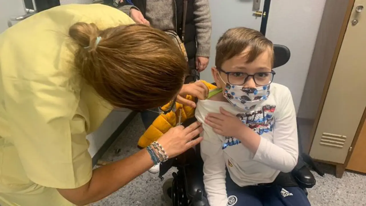 <p> Tiago anima a los dem&aacute;s ni&ntilde;os a recibir la vavuna como &eacute;l. Fuente: Twitter </p>