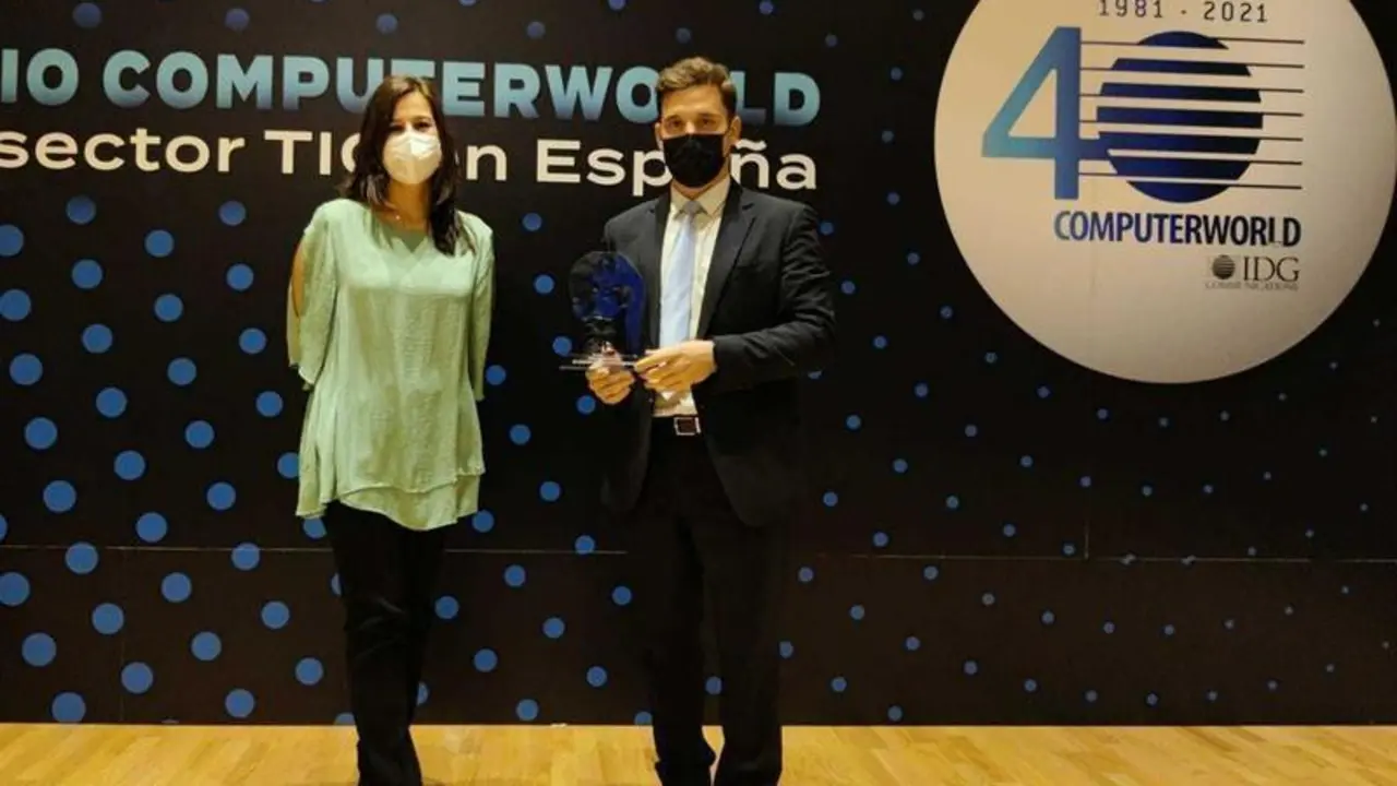 <p> Sergio Peinado Director de Transformaci&oacute;n digital y tecnolog&iacute;a de Correos recoge premio Computer World </p>