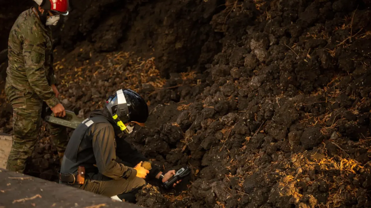 <p> Varios operarios observan la lava del volc&aacute;n de cumbre vieja desde la Monta&ntilde;a del municipio de La Laguna - Kike Rinc&oacute;n - Europa Press </p>
