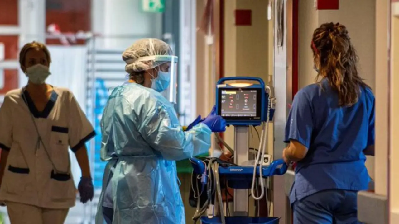 <p> Baleares comenzar&aacute; a pedir el pasaporte Covid con la pauta de vacunaci&oacute;n completa o tres semanas de pruebas negativas a sus sanitarios. Fuente: Twitter </p>