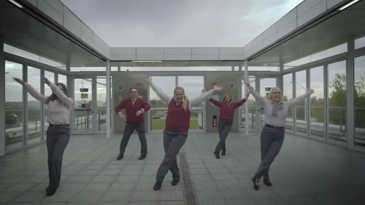 <p> TMB de Barcelona comparte un emotivo video por sus redes sociales para animar y felicitar las fiestas a sus usuarios. Fuente: Twitter </p>