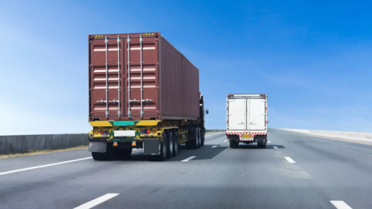 <p> Camiones en carretera </p>