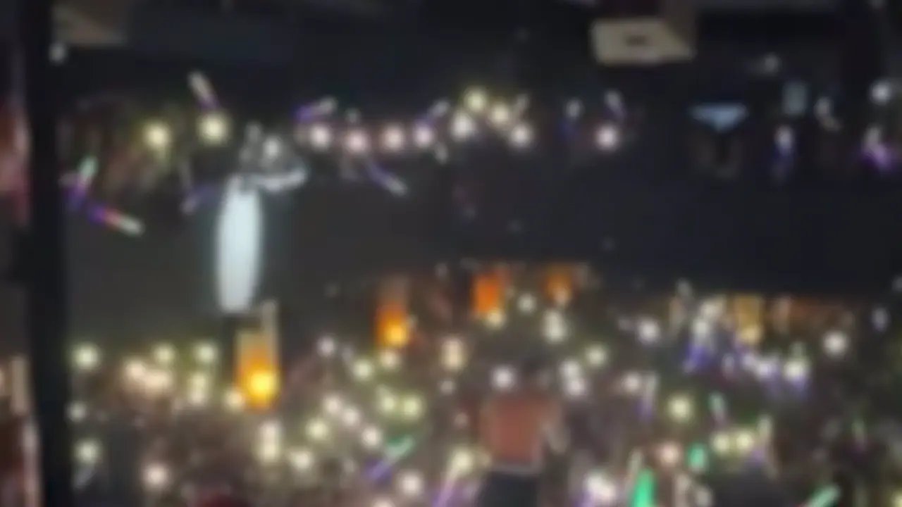 <p> Interior de la nave donde se celebraba una fiesta con 2.000 menores - EMERGENCIAS SEVILLA </p>