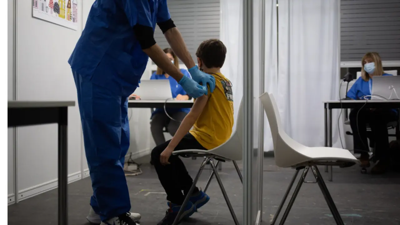 <p> Un ni&ntilde;o recibe la vacuna contra el Covid-19, en la Fira de Barcelona, a 15 de diciembre de 2021, en Barcelona, Catalunya (Espa&ntilde;a). - David Zorrakino - Europa Press </p>