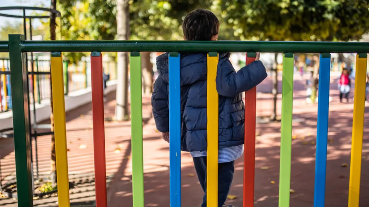 <p> Archivo - Un ni&ntilde;o juega en el patio del Colegio Alameda de Osuna el d&iacute;a en que entra en vigor la medida que permite no utilizar mascarilla en los patios escolares de Madrid, a 25 de octubre de 2021, en Madrid, (Espa&ntilde;a). - Alejandro Mart&iacute;nez V&eacute;lez - Europa Press - Archivo </p>