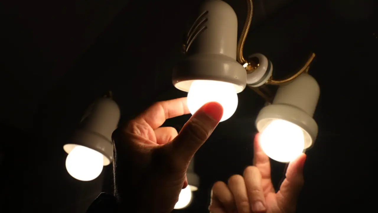 <p> Una persona cambia la bombilla de una l&aacute;mpara - Marta Fern&aacute;ndez - Europa Press </p>