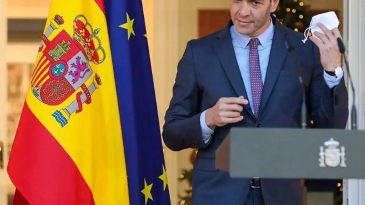 <p> El presidente del Gobierno, Pedro S&aacute;nchez, a su llegada a una declaraci&oacute;n institucional, en el Palacio de la Moncloa este viernes 17 de diciembre </p>