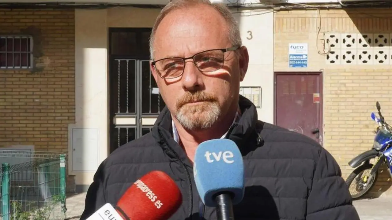<p> Rueda de prensa del padre de Marta del Castillo, Antonio del Castillo, en la puerta de su domicilio </p>