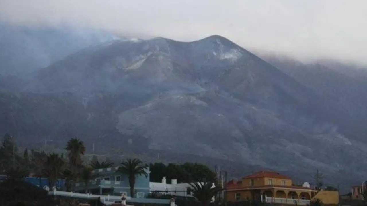 <p> El IGME lanza un recopilatorio diario visual del volc&aacute;n de La Palma desde que entr&oacute; en erupci&oacute;n. Fuente: Twitter </p>
