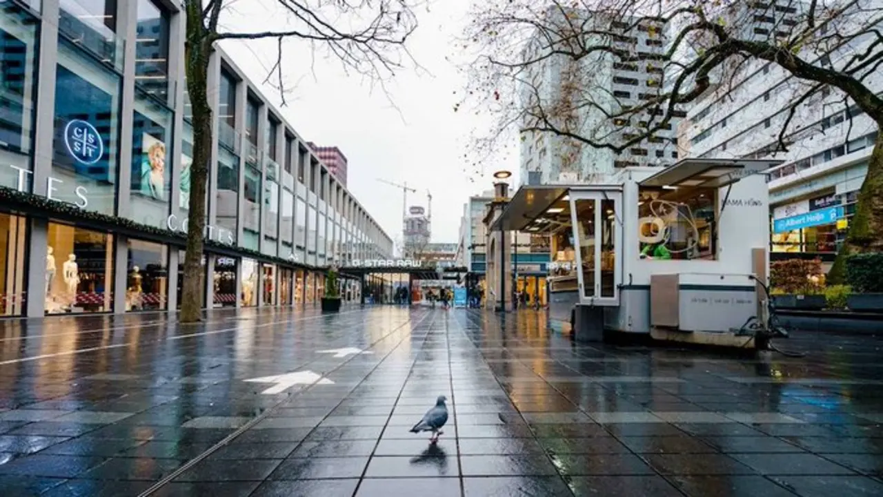 <p> Las calles de &Aacute;msterdam vac&iacute;as por el confinamiento </p>