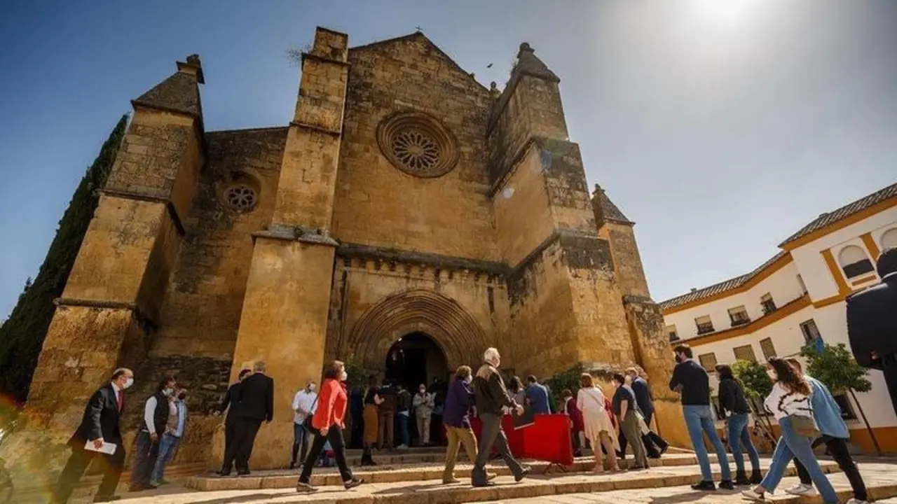 <p> Devotos hacen cola en la Iglesia de Santa Marina en Domingo de resurrecci&oacute;n. | Jos&eacute; Le&oacute;n. </p>