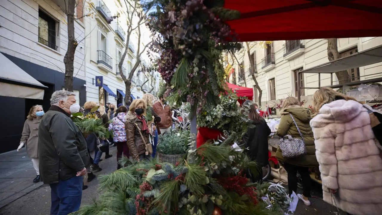 <p> Varias personas acuden a los puestos en un mercado de flores, a 18 de diciembre de 2021, en Madrid (Espa&ntilde;a). - Jes&uacute;s Hell&iacute;n - Europa Press </p>