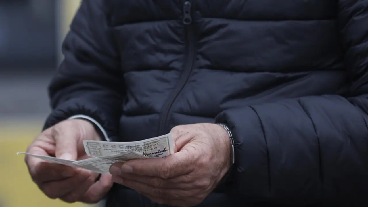 <p> Una persona con dos d&eacute;cimos de loter&iacute;a de Navidad cuando quedan menos de tres semanas para el Sorteo Extraordinario de la Loter&iacute;a de Navidad, a 7 de diciembre de 2021, en Madrid (Espa&ntilde;a). Como cada a&ntilde;o, la Loter&iacute;a de Navidad se celebra el pr&oacute;ximo 22 de di - Eduardo Parra - Europa Press </p>