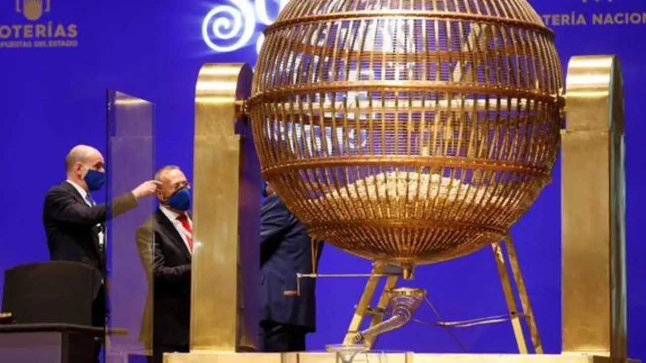 <p> El cuarto premio de la Loter&iacute;a de Navidad cae en Baena. Fuente: Twitter </p>