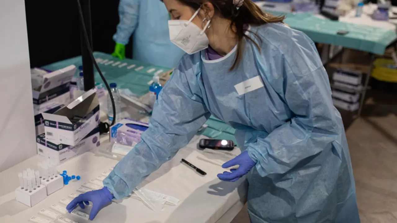 <p> Archivo - Una sanitaria prepara los test de ant&iacute;genos r&aacute;pido (TAR) en la sala Apolo, en Barcelona (Espa&ntilde;a), a 27 de marzo de 2021. - Pau Venteo - Europa Press - Archivo </p>