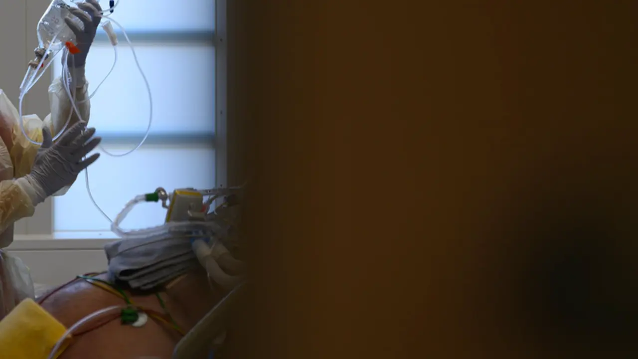 <p> Archivo - 03 November 2021, Saxony, Dresden: A medic looks after a patient suffering from coronavirus-related complications at the intensive care unit of the Dresden Municipal Hospital. - Robert Michael/dpa-Zentralbild/d - Archivo </p>