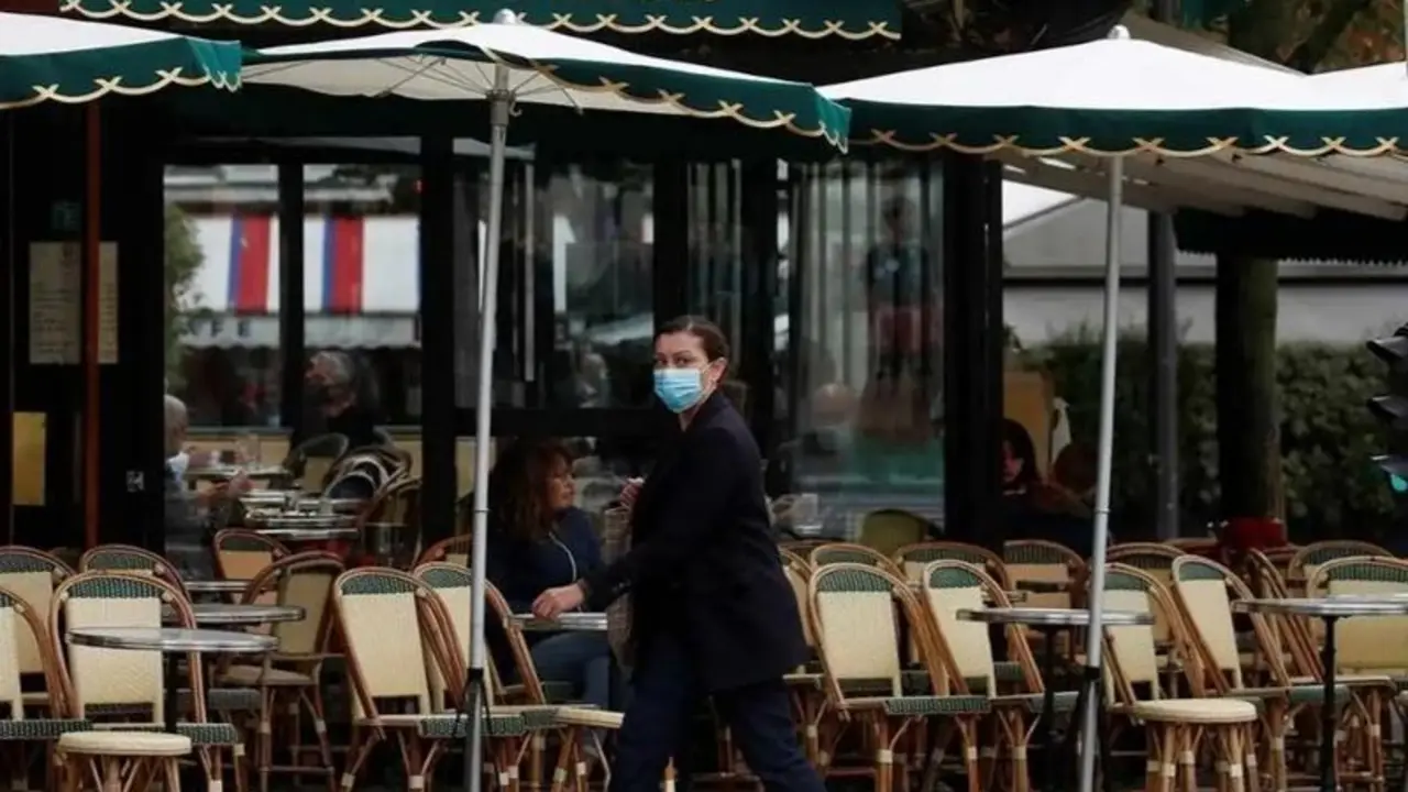 <p> Par&iacute;s decide cerrar los bares </p>