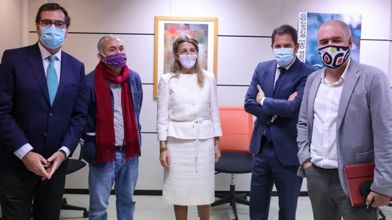 <p> Archivo - (I-D) El presidente de CEOE, Antonio Garamendi; el l&iacute;der de UGT, Pepe &Aacute;lvarez; la ministra de Trabajo, Yolanda D&iacute;az; el presidente de Cepyme, Gerardo Cuerva; y el l&iacute;der de CCOO, Unai Sordo, en una imagen de archivo - Marta Fern&aacute;ndez Jara - Europa Press - Archivo </p>