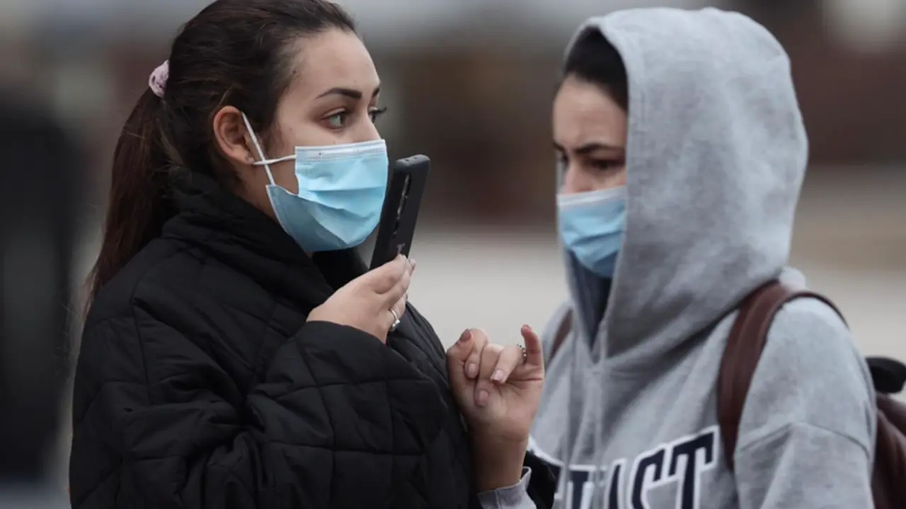 <p> Varias personas con mascarilla, el d&iacute;a antes de que entre en vigor la obligatoriedad de usar mascarilla en exteriores, a 23 de diciembre de 2021, en Madrid, (Espa&ntilde;a). Fue el pasado 26 de junio cuando el Gobierno central decidi&oacute; poner fin a la obligatoried - Eduardo Parra - Europa Press </p>