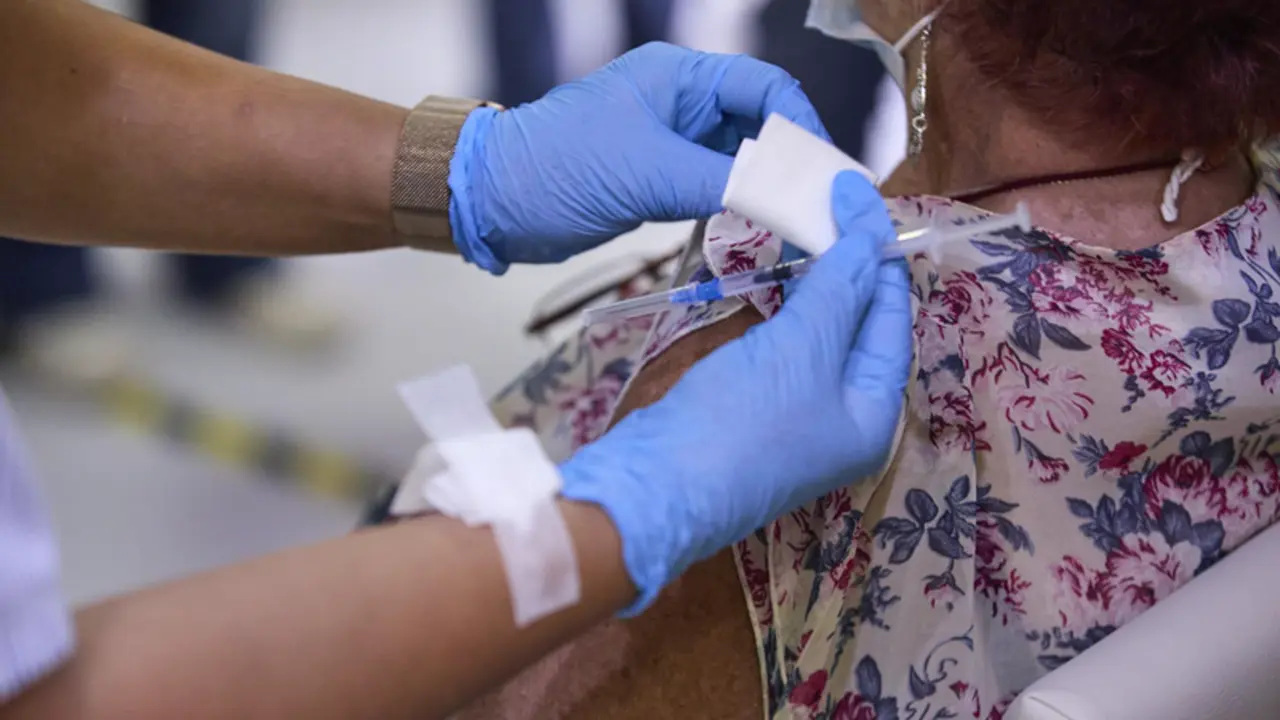 <p> Una sanitaria vacuna a una mujer. - Jes&uacute;s Hell&iacute;n - Europa Press </p>