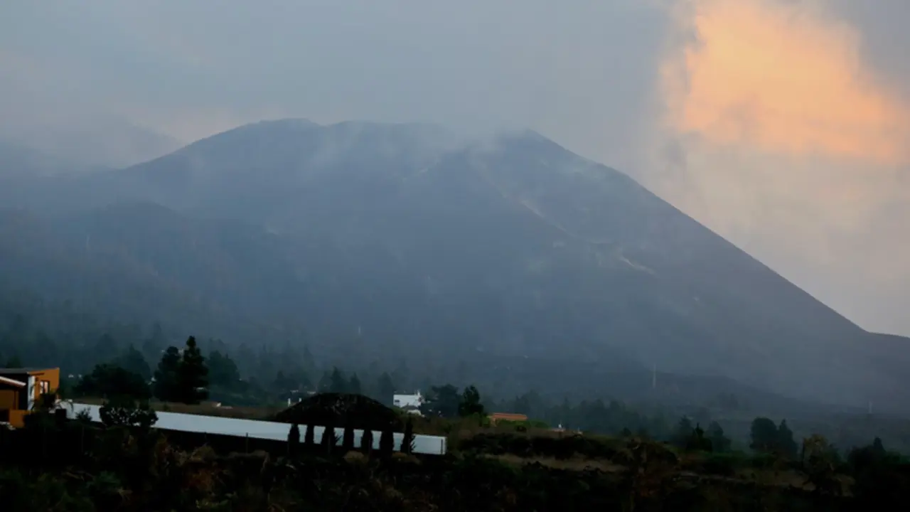 <p> Gases expulsados por el volc&aacute;n de Cumbre Vieja, a 23 de diciembre de 2021, en La Palma, Canarias (Espa&ntilde;a). Los observables, tanto directos en superficie como procedentes de los sistemas de vigilancia, siguen corroborando los signos de agotamiento del proc - C&eacute;zaro De Luca - Europa Press </p>
