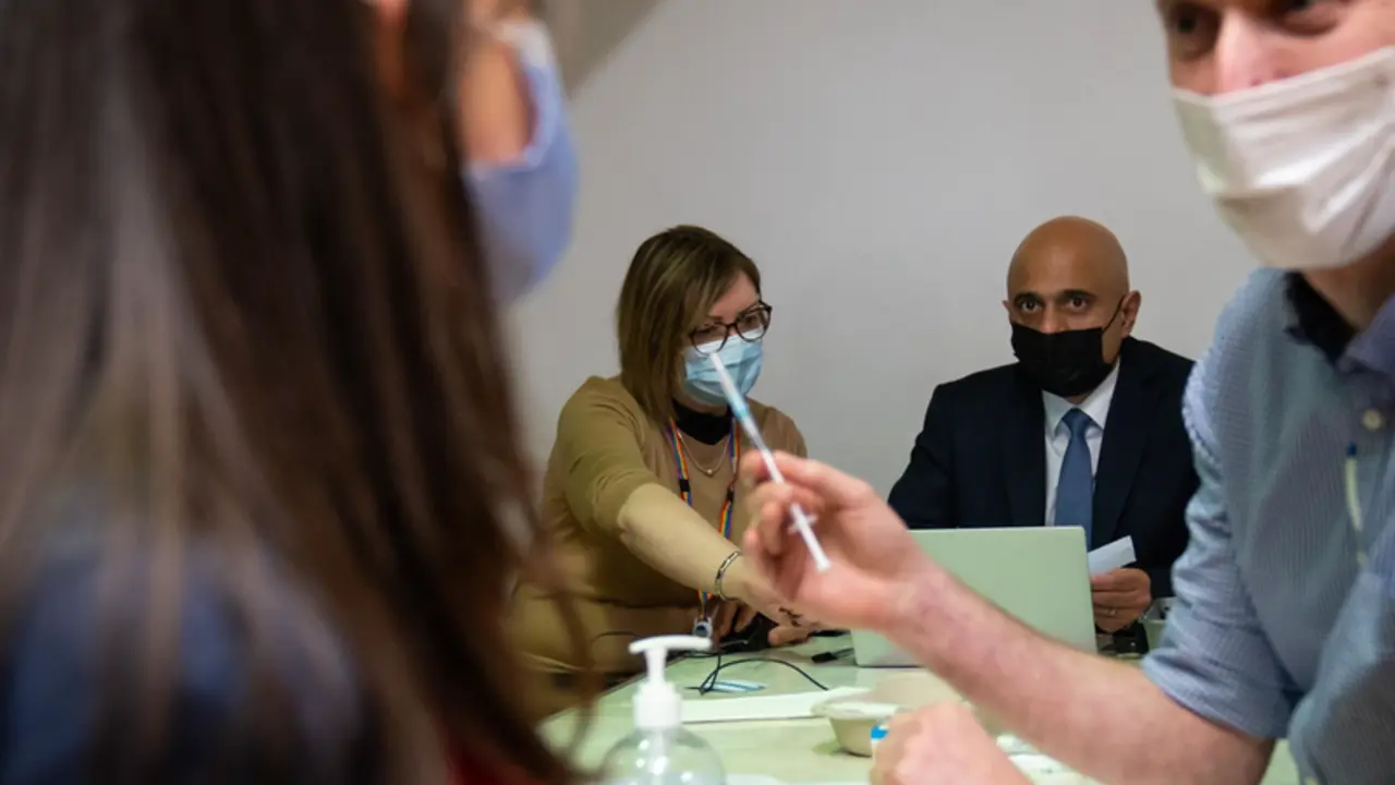 <p> El ministro de Sanidad de Reino Unido, Sajid Javid, ayuda a rellenar los datos de la paciente Amie Stott, que recibe su vacuna de refuerzo, durante una visita al centro de vacunas de Abbey, en el centro de Londres. - Aaron Chown/PA Wire/dp </p>