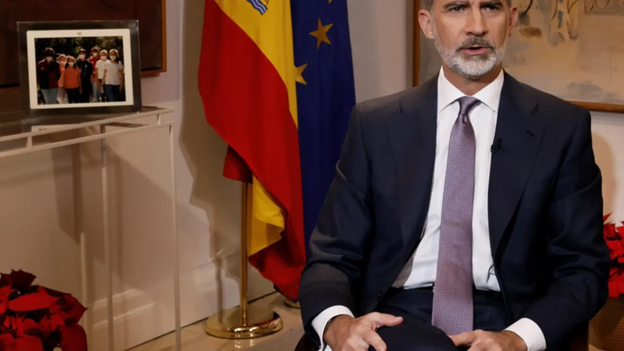 <p> El Rey Felipe VI ofrece su tradicional discurso de Nochebuena desde el Palacio de la Zarzuela, a 24 de diciembre de 2021, en Madrid (Espa&ntilde;a). - POOL </p>