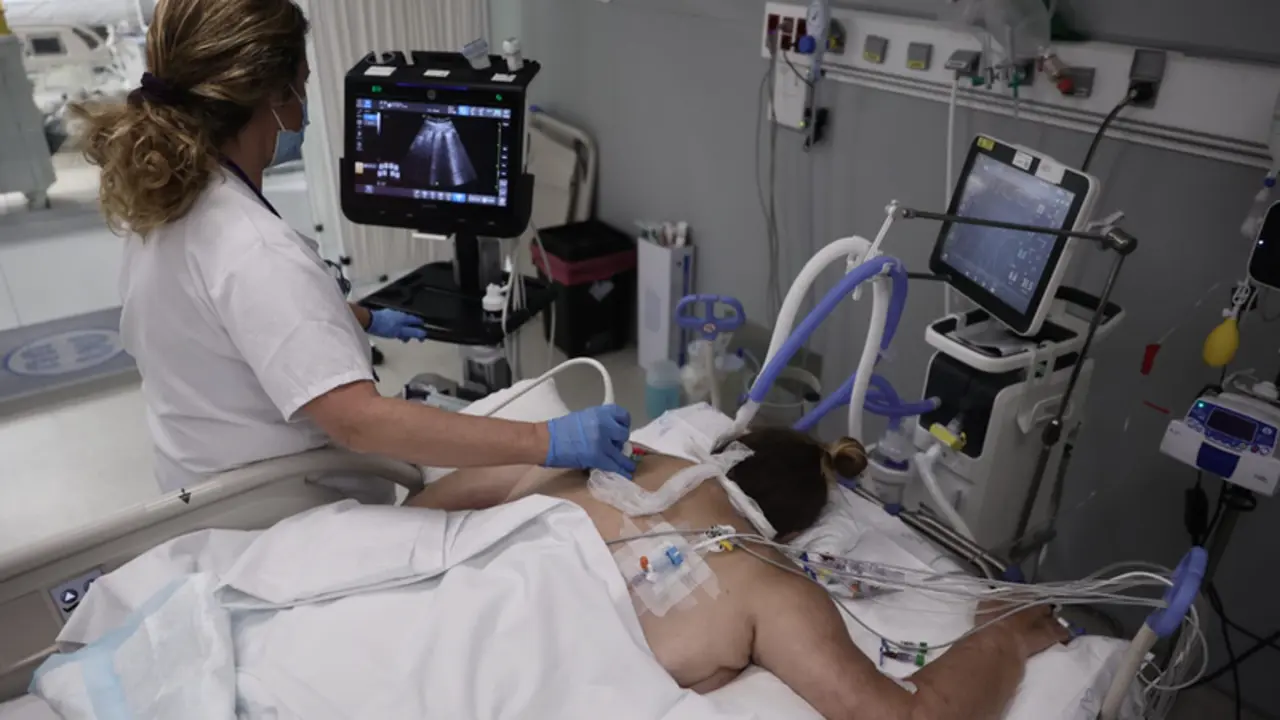 <p> EP- Selecci&oacute;n fotos 2021: Una enfermera realiza una ecograf&iacute;a a una paciente en la UCI del Hospital Enfermera Isabel Zendal, a 23 de noviembre de 2021, en Madrid (Espa&ntilde;a). - Eduardo Parra - Europa Press </p>