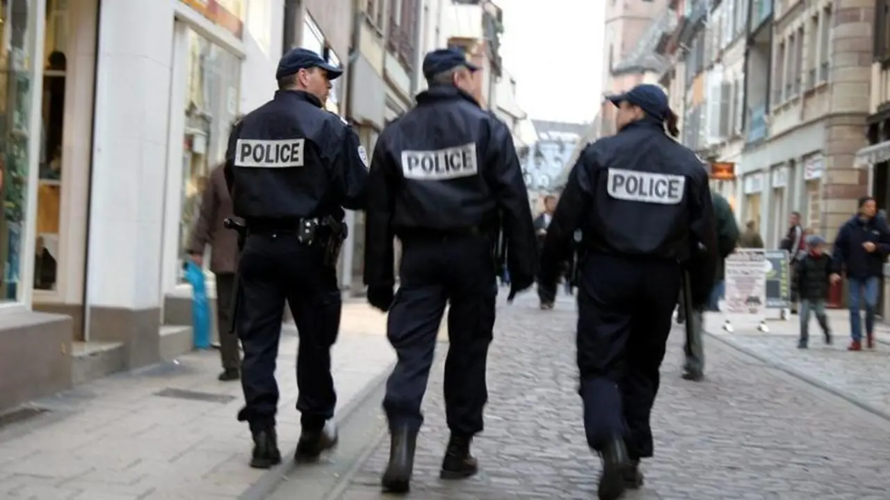 <p> Polic&iacute;a de Francia. </p>