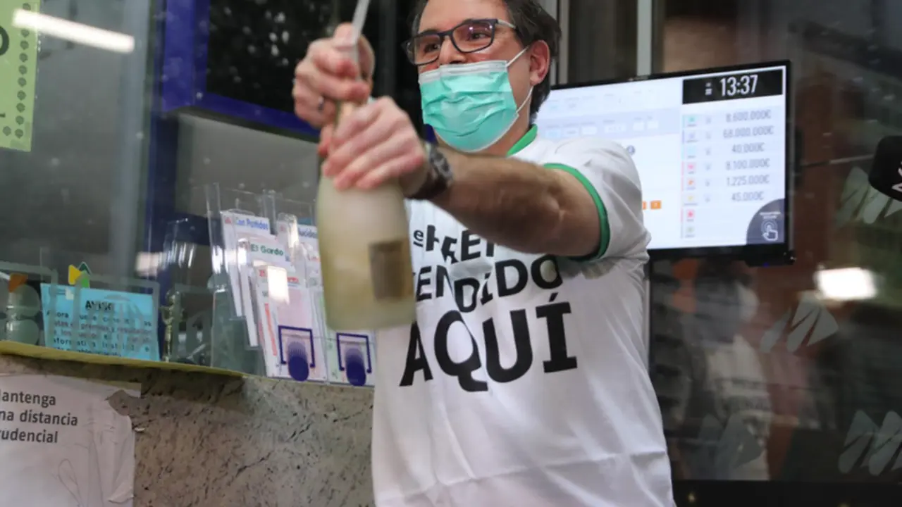 <p> Javier Mo&ntilde;ino, empleado de la administraci&oacute;n situada en la zona del AVE de la Estaci&oacute;n de Atocha, abre una botella para celebrar que ha vendido parte del n&uacute;mero 86148 correspondiente al 'Gordo' del Sorteo Extraordinario de la Loter&iacute;a de Navidad, a 22 de - Isabel Infantes - Europa Press </p>