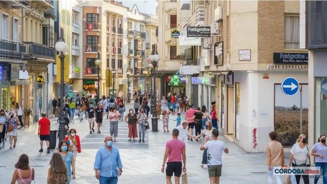 <p> Gente paseando en Calle Concepci&oacute;n. | Jos&eacute; Le&oacute;n. </p>