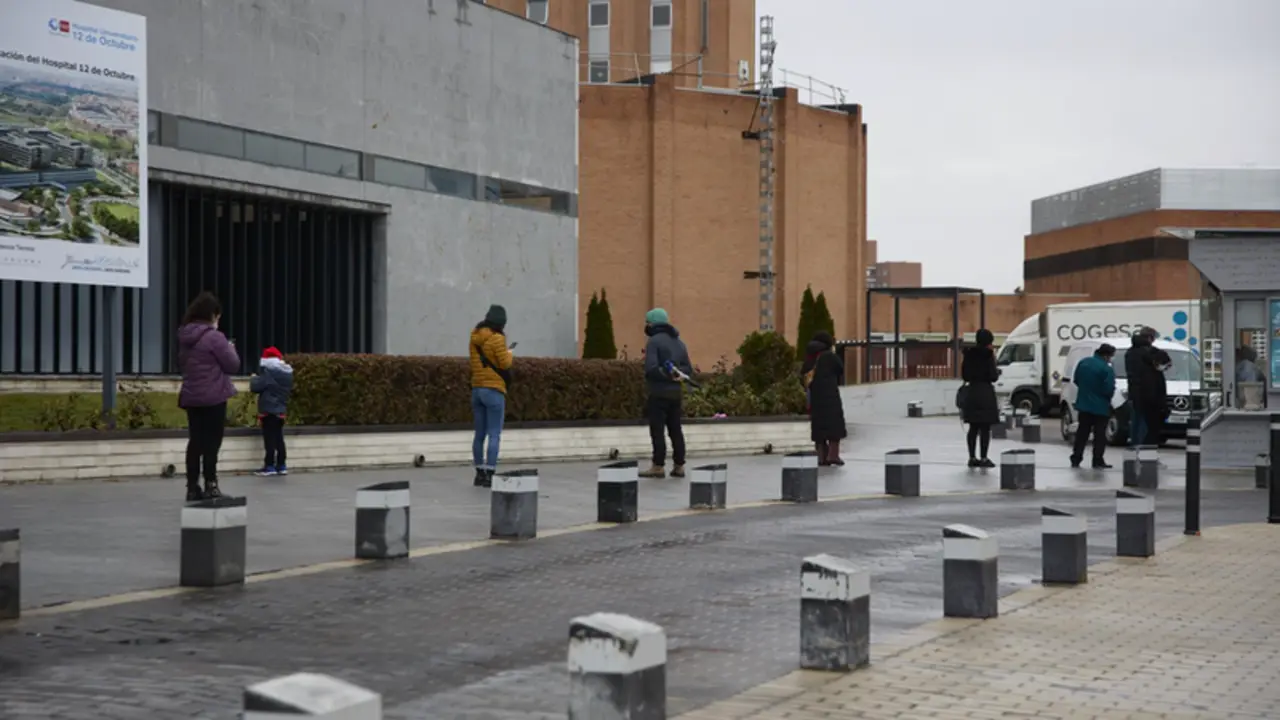 <p> Varias personas esperan la cola en las inmediaciones del Hospital 12 de octubre para hacerse PCR, a 24 de diciembre de 2021, en Madrid (Espa&ntilde;a). L - Jes&uacute;s Hell&iacute;n - Europa Press </p>