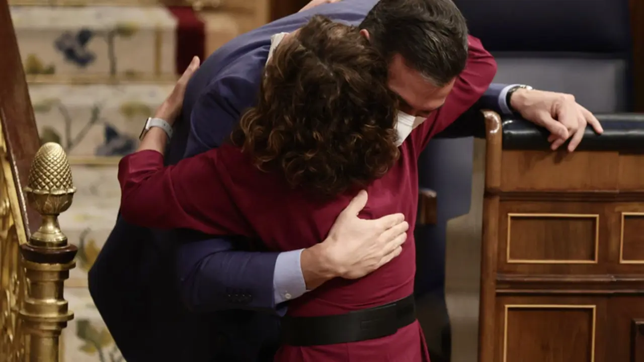 <p> La ministra de Hacienda, Mar&iacute;a Jes&uacute;s Montero, se abraza con el presidente del Gobierno, Pedro S&aacute;nchez, en una sesi&oacute;n plenaria en el Congreso - Eduardo Parra - Europa Press </p>