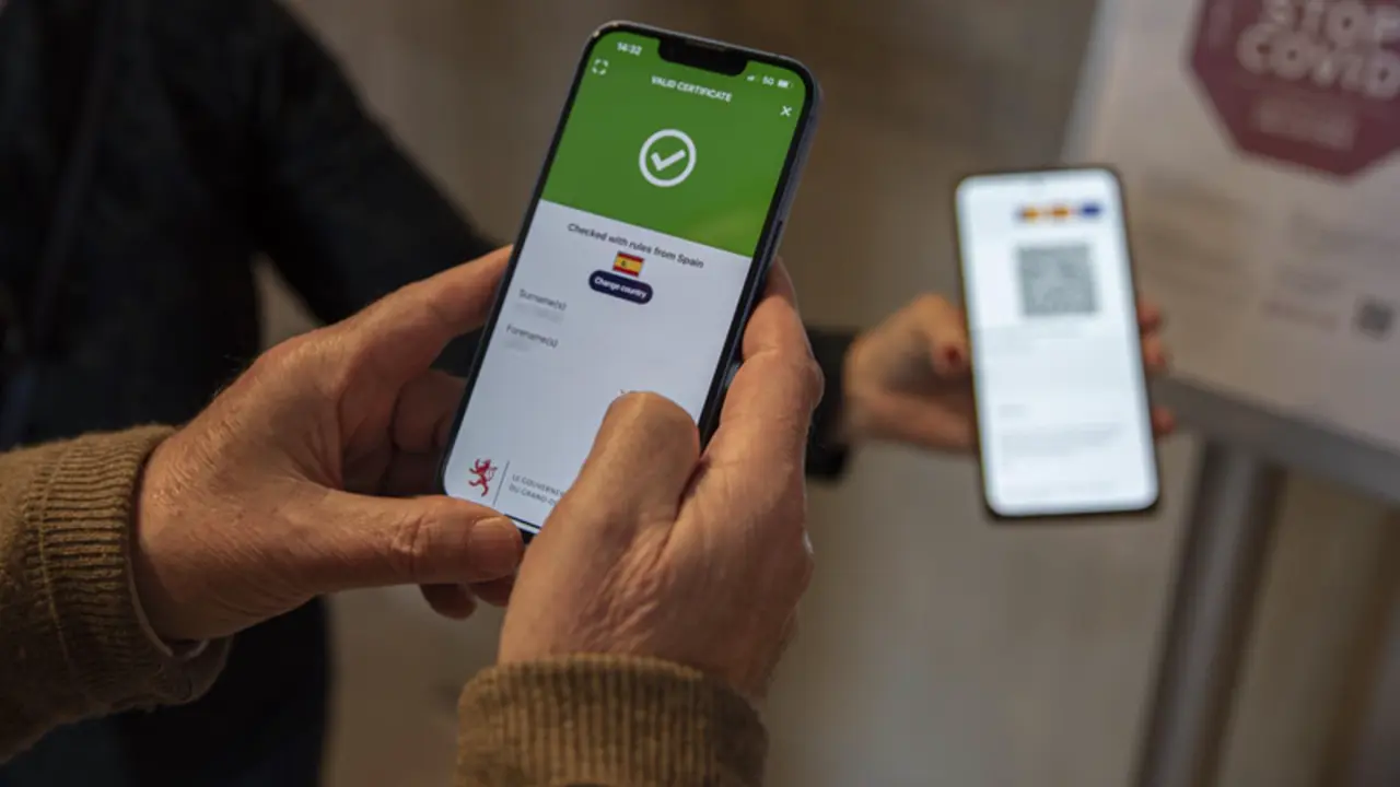 <p> Una persona muestra su pasaporte Covid, a 4 de diciembre de 2021, en Valencia, Comunidad Valenciana (Espa&ntilde;a). Desde este s&aacute;bado el pasaporte Covid es requisito necesario para entrar en locales de ocio y restauraci&oacute;n con aforos de m&aacute;s de 50 personas. - Jorge Gil - Europa Press </p>