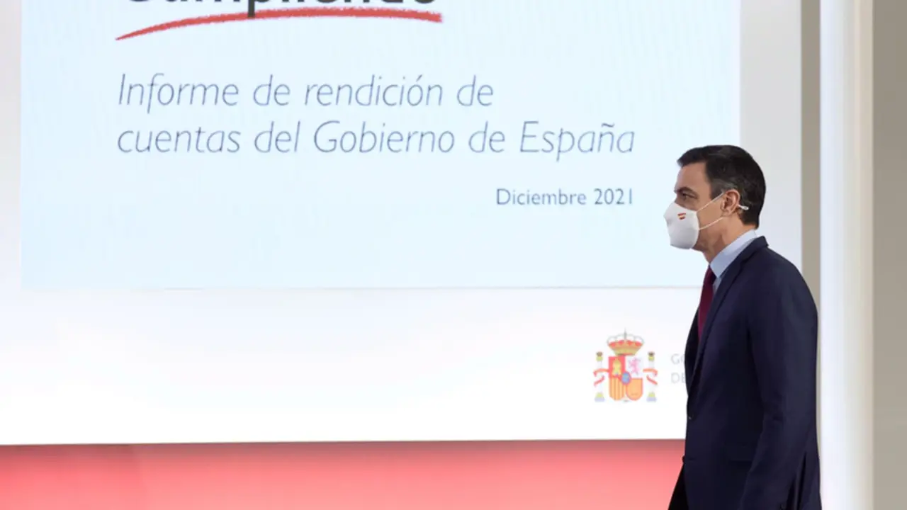 <p> El presidente del Gobierno, Pedro S&aacute;nchez, a su llegada para presentar el informe de rendici&oacute;n de cuentas del Gobierno de Espa&ntilde;a correspondiente a 2021, &lsquo;Cumpliendo&rsquo;, en La Moncloa, a 29 de diciembre de 2021, en Madrid, (Espa&ntilde;a). - Eduardo Parra - Europa Press </p>