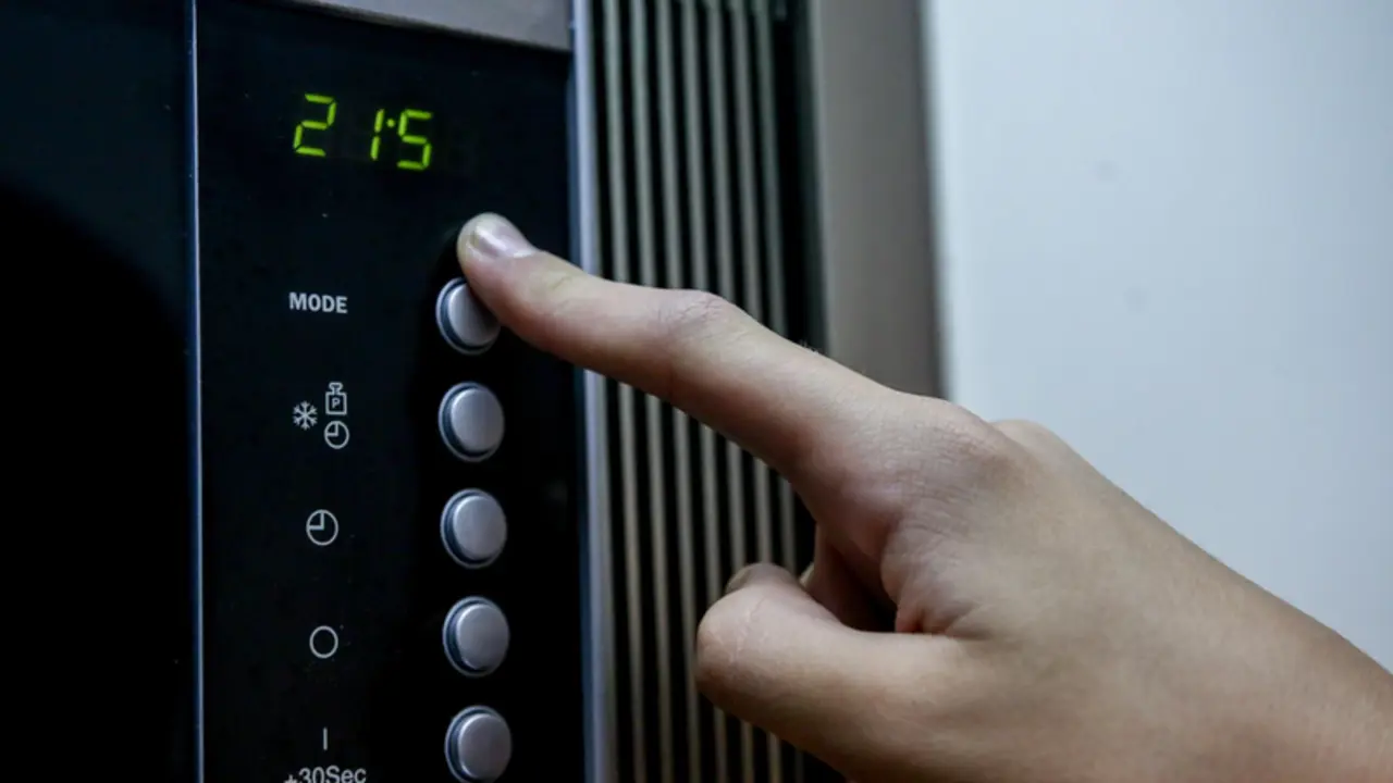 <p> Archivo - Un reloj en la pantalla de un microondas - Ricardo Rubio - Europa Press - Archivo </p>