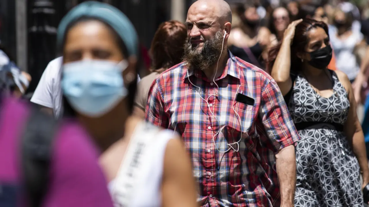 <p> Archivo - Un hombre pasea sin mascarilla por el centro de Madrid, durante el primer d&iacute;a en el que no es obligado el uso de la mascarilla en exteriores desde el inicio de la pandemia, a 26 de junio de 2021, en Madrid (Espa&ntilde;a). - Alejandro Mart&iacute;nez V&eacute;lez - Europa Press - Archivo </p>