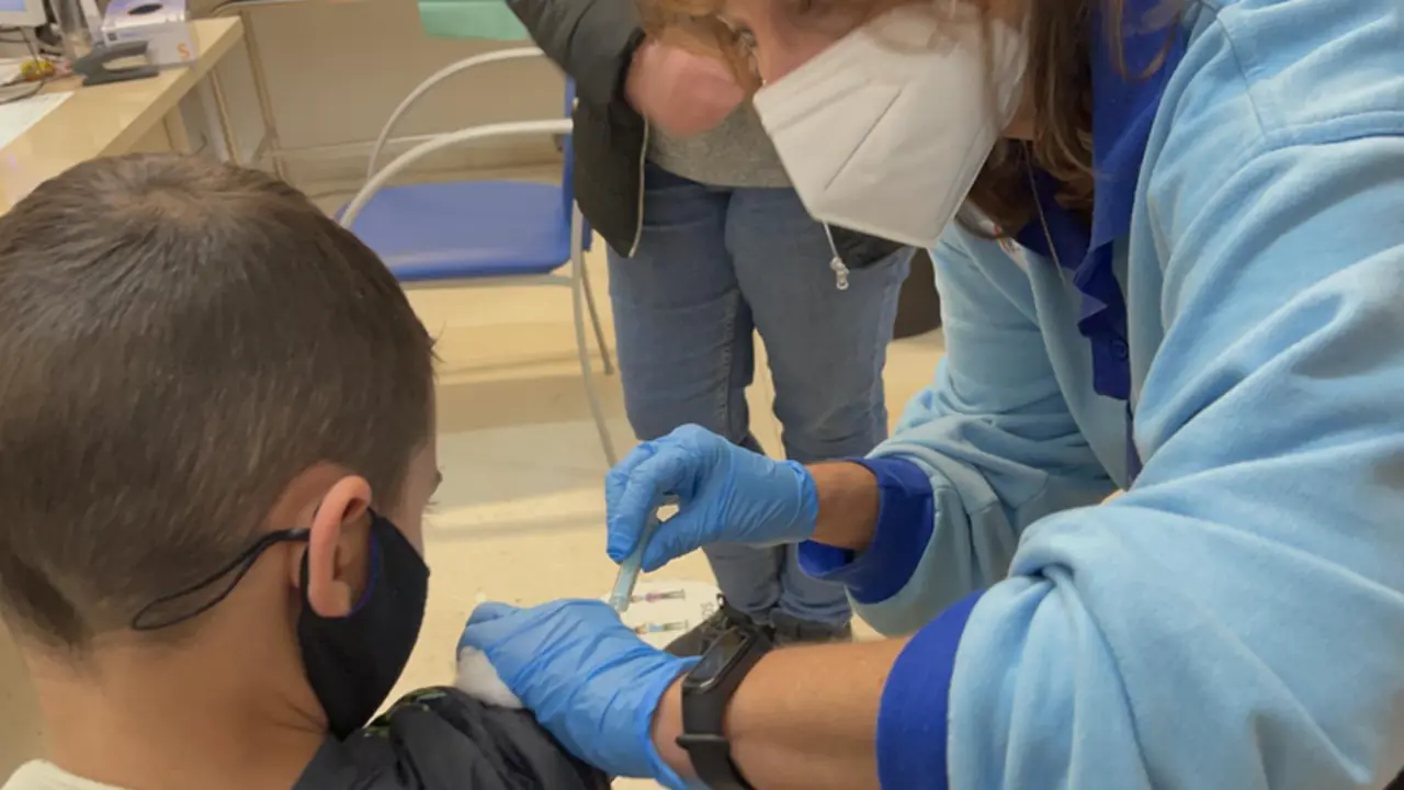 <p> Ni&ntilde;o vacunado durante el primer d&iacute;a de vacunaci&oacute;n de los menores de entre nueve y once a&ntilde;os. - JUNTA DE ANDALUC&Iacute;A </p>
