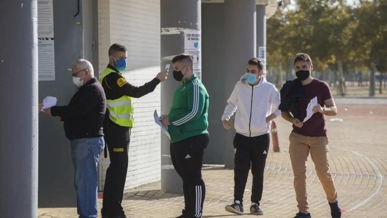 <p> Tomando temperatura a los aficionados. Estadio El Arcángel. </p>